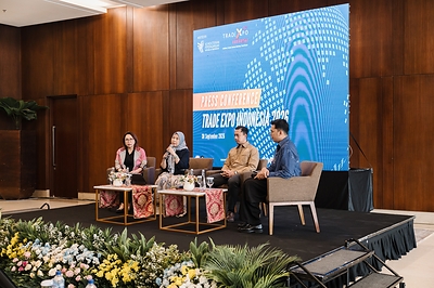 From left to right: Zelda Wulan Kartika—Senior Advisor for Economic Diplomacy, Ministry of Foreign Affairs; Fajarini Puntodewi—Director General of National Export Development, Ministry of Trade; Vibiadhi Swasti Pradana—President Director of PT Debindomulti Adhiswasti; and Master of Ceremony, during a press conference for Trade Expo Indonesia 2026