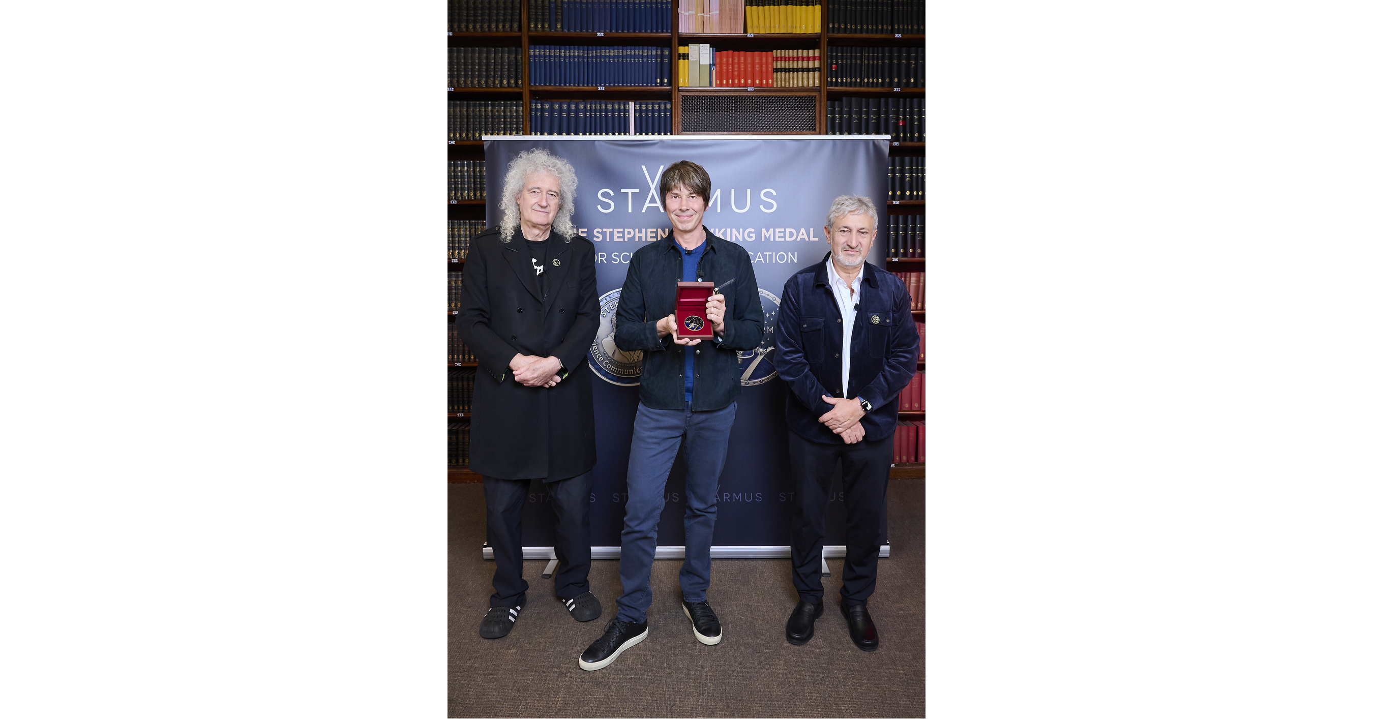 Die Mitbegründer des STARMUS-Festivals, Sir Brian May und Garik Israeli, überreichten Professor Brian Cox die Stephen-Hawking-Medaille 2026 für Wissenschaftskommunikation