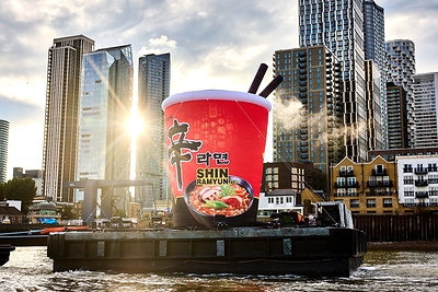 Nongshim Shin Ramyun Campaign on the River Thames in London (Daytime View) Nongshim Shin Ramyun Campaign on the River Thames in London (Daytime View)