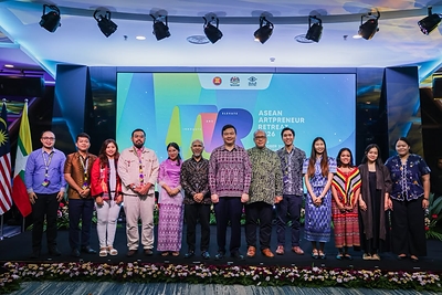 The Honourable Chiew Choon Man, Deputy Minister of Tourism, Arts and Culture; Dr. Jalaini bin Abu Hassan, Chairman of the National Visual Arts Development Board (NVADB); and Amerrudin Ahmad, Director-General of NVADB, with participants of the ASEAN Artpreneur Retreat 2026 (AAR 2026) at the opening ceremony held at HEMISFERA Luxury Sky Hall, Menara Kuala Lumpur. The Honourable Chiew Choon Man, Deputy Minister of Tourism, Arts and Culture; Dr. Jalaini bin Abu Hassan, Chairman of the National Visual Arts Development Board (NVADB); and Amerrudin Ahmad, Director-General of NVADB, with participants of the ASEAN Artpreneur Retreat 2026 (AAR 2026) at the opening ceremony held at HEMISFERA Luxury Sky Hall, Menara Kuala Lumpur.