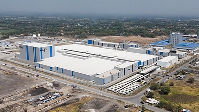 KT&G has begun full-scale operations at its new Indonesia plant, completing its five-country global production system. The photo shows an exterior view of KT&G’s new Indonesia plant.