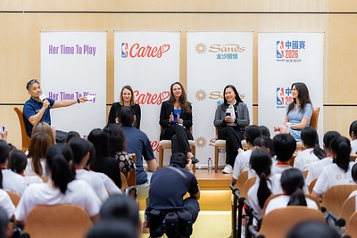 A “Her Time to Play” panel discussion was held concurrently on the day of the event, featuring distinguished guests—Dawn Smyth, NBA’s associate vice president and head of international basketball relations, Gina Miller, Dallas Mavericks’ chief communications officer, Gretchen Sheirr, Houston Rockets’ president, and DeVonne Iao, Sands China’s senior vice president and chief marketing officer of resort marketing. They shared stories of personal growth and career journeys, aiming to encourage young people to build self-confidence and boldly pursue their goals. A “Her Time to Play” panel discussion was held concurrently on the day of the event, featuring distinguished guests—Dawn Smyth, NBA’s associate vice president and head of international basketball relations, Gina Miller, Dallas Mavericks’ chief communications officer, Gretchen Sheirr, Houston Rockets’ president, and DeVonne Iao, Sands China’s senior vice president and chief marketing officer of resort marketing. They shared stories of personal growth and career journeys, aiming to encourage young people to build self-confidence and boldly pursue their goals.