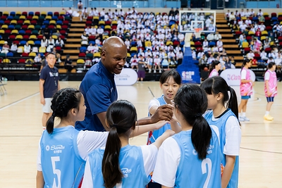 NBA legend Ray Allen led a professional training session and interacted with the participants.