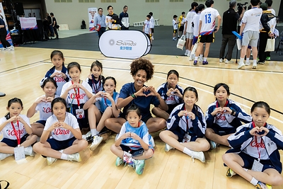 A group of young people participated in a professional fitness assessment and basketball clinic led by NBA coaches, receiving professional instruction such as footwork, ball handling, and offensive and defensive techniques.