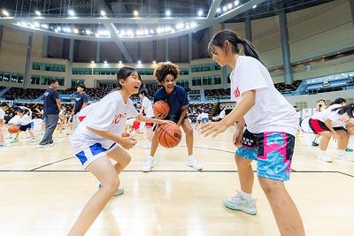 一眾青年參與由NBA教練主持的專業體測及籃球訓練營，接受專業的步伐、運球及專業攻防等籃球訓練。