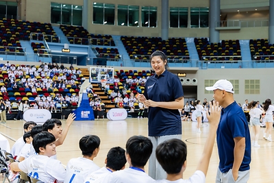 中國國家女子籃球隊成員張子宇主持專業訓練活動並與現場參加者互動交流。