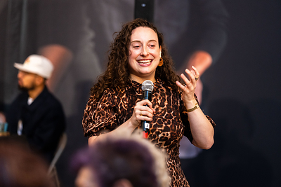 Olive oil sommelier, Isabella Cassell, leading an olive oil tasting for attendees