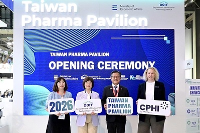 From left to right: Patty Wang, President of the Medical and Pharmaceutical Industry Technology and Development Center; Dr. Maggie Lu, Vice President and General Director of the Biomedical Technology and Device Research Laboratories, ITRI; Riccardo Tsan-Nan Lin, Director General of the Taipei Representative Office in Milan; Anne Schumacher, Group Director of Events and Business Development of Informa Markets From left to right: Patty Wang, President of the Medical and Pharmaceutical Industry Technology and Development Center; Dr. Maggie Lu, Vice President and General Director of the Biomedical Technology and Device Research Laboratories, ITRI; Riccardo Tsan-Nan Lin, Director General of the Taipei Representative Office in Milan; Anne Schumacher, Group Director of Events and Business Development of Informa Markets