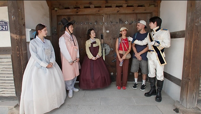 Broadcaster Kwon Hyuk-soo, singer Yujeong and Harin of the global K-pop group KIIRAS talking with foreign tourists from Italy at Gyochon Village in Gyeongju, the millennial ancient capital. Photo: Arirang International Broadcasting
