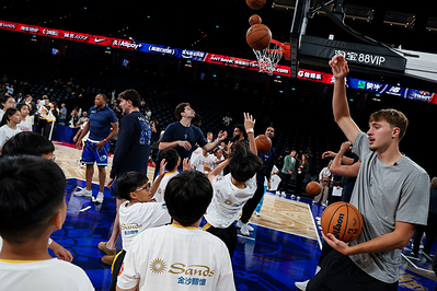 Players and coaches from the Dallas Mavericks and Houston Rockets lead local students in a basketball clinic on the NBA court at The Venetian Arena, providing skills demonstrations and hands-on coaching. The activity offered Macao youth a valuable opportunity to learn directly from world-class basketball professionals, enhancing their skills, broadening their horizons and inspiring them to pursue their dreams. Players and coaches from the Dallas Mavericks and Houston Rockets lead local students in a basketball clinic on the NBA court at The Venetian Arena, providing skills demonstrations and hands-on coaching. The activity offered Macao youth a valuable opportunity to learn directly from world-class basketball professionals, enhancing their skills, broadening their horizons and inspiring them to pursue their dreams.