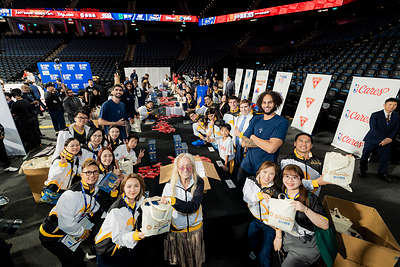 NBA players joined local students, executives from Las Vegas Sands and Sands China, and Sands Cares Ambassadors in assembling care packages during the Tip-Off Day of the “NBA Cares x Sands Cares Community Impact Week 2026” at The Venetian Arena on Thursday, sharing care and warm wishes with the local community.