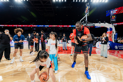 Players and coaches from the Dallas Mavericks and Houston Rockets lead local students in a basketball clinic on the NBA court at The Venetian Arena, providing skills demonstrations and hands-on coaching. The activity offered Macao youth a valuable opportunity to learn directly from world-class basketball professionals, enhancing their skills, broadening their horizons and inspiring them to pursue their dreams.