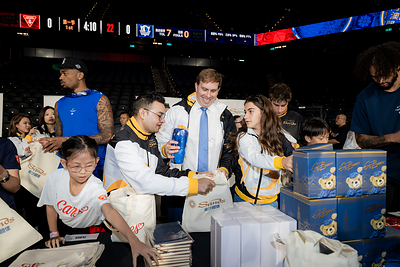 NBA players joined local students, executives from Las Vegas Sands and Sands China, and Sands Cares Ambassadors in assembling care packages during the Tip-Off Day of the “NBA Cares x Sands Cares Community Impact Week 2026” at The Venetian Arena on Thursday, sharing care and warm wishes with the local community.