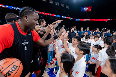 Players and coaches from the Dallas Mavericks and Houston Rockets lead local students in a basketball clinic on the NBA court at The Venetian Arena, providing skills demonstrations and hands-on coaching. The activity offered Macao youth a valuable opportunity to learn directly from world-class basketball professionals, enhancing their skills, broadening their horizons and inspiring them to pursue their dreams. Players and coaches from the Dallas Mavericks and Houston Rockets lead local students in a basketball clinic on the NBA court at The Venetian Arena, providing skills demonstrations and hands-on coaching. The activity offered Macao youth a valuable opportunity to learn directly from world-class basketball professionals, enhancing their skills, broadening their horizons and inspiring them to pursue their dreams.