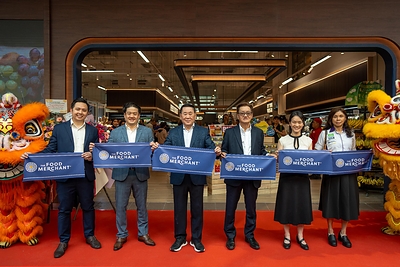 (From left) Mr. Wong Kok Kin, Managing Director of Daman Group; YBhg. Dato’ Douglas Cheng, Director of Daman Group; YBhg. Tan Sri David Cheng, Director of Daman Group; Mr. Ivan Tan, Group Executive Director of The Food Purveyor; Ms. Ieong Pei Khim, Chief Operation Officer of The Food Merchant; and Ms. Khor Geik Mei, Chief Finance & Administration Officer of The Food Purveyor, officiate the grand opening of The Food Merchant Solaris Mont Kiara on 8 October 2026, marking the launch of the gourmet grocer’s newest outlet in Kuala Lumpur.