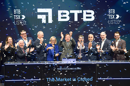 Nos membres de la direction Michel Léonard, président et chef de la direction, et Marc-André Lefebvre, vice-président exécutif, chef de la direction financière et de l’exploitation, ont procédé à la clôture du marché à la Bourse de Toronto, accompagnés de partenaires d’affaires et de membres du conseil des fiduciaires de BTB Nos membres de la direction Michel Léonard, président et chef de la direction, et Marc-André Lefebvre, vice-président exécutif, chef de la direction financière et de l’exploitation, ont procédé à la clôture du marché à la Bourse de Toronto, accompagnés de partenaires d’affaires et de membres du conseil des fiduciaires de BTB