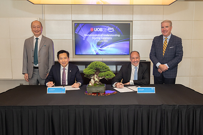 Mr Lawrence Goh, Head of Group Technology and Operations, UOB (seated left) and Mr Jaime Vallés,  Vice President & Managing Director for APAC, AWS (seated right) signed an MoU today to explore AI-driven banking innovation across ASEAN. The MoU signing was witnessed by Mr Wee Ee Cheong, Deputy Chairman and CEO, UOB (standing left) and Mr Greg Pearson, Vice President of Global Sales, AWS (standing right).