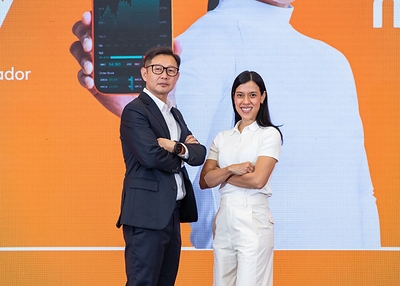 Dennis Jee, CEO of Moomoo Malaysia alongside Brand Ambassador Datuk Nicol David.