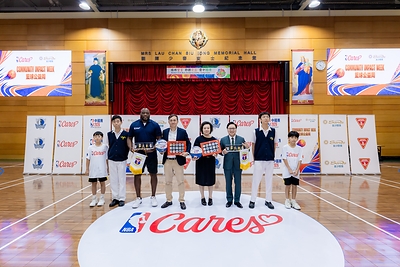 金沙中國及NBA關懷行動代表與澳門粵華中學及鮑思高粵華小學代表互相致送紀念品。 金沙中國及NBA關懷行動代表與澳門粵華中學及鮑思高粵華小學代表互相致送紀念品。