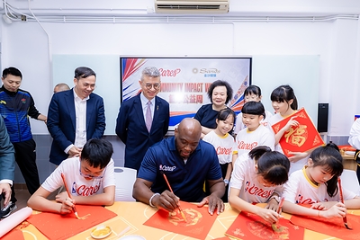 NBA傳奇球星米奇‧列治文在學校師生陪同下體驗中國書法,從執筆、蘸墨到落筆,親身感受中華文化的獨特魅力,進一步促進中西文化交流與相互理解。 NBA傳奇球星米奇‧列治文在學校師生陪同下體驗中國書法,從執筆、蘸墨到落筆,親身感受中華文化的獨特魅力,進一步促進中西文化交流與相互理解。