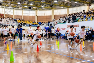 NBA legend Mitch Richmond and NBA coaches conduct a basketball clinic for the boys’ basketball teams from Yuet Wah College and Colégio Dom Bosco (Yuet Wah), winners of their divisions’ championship in this year’s Inter-School Basketball Competition in Macao – inspiring and encouraging the young students through hands-on coaching and technical demonstrations. NBA legend Mitch Richmond and NBA coaches conduct a basketball clinic for the boys’ basketball teams from Yuet Wah College and Colégio Dom Bosco (Yuet Wah), winners of their divisions’ championship in this year’s Inter-School Basketball Competition in Macao – inspiring and encouraging the young students through hands-on coaching and technical demonstrations.