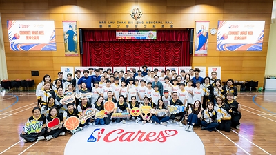 Participants of “School Day,” the third event of the “NBA Cares x Sands Cares Community Impact Week,” gather at Yuet Wah College, Macau today. Presented by Sands China and NBA Cares, the event welcomed the return of NBA legend Mitch Richmond to Macao, joined by NBA coaches for a visit to a local campus.