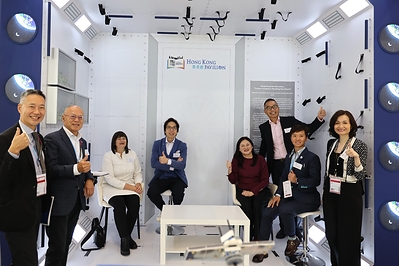 Honorable guests pose for a commemorative photo inside the space station model at Hong Kong Pavilion