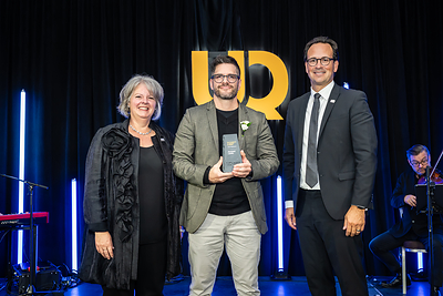 Lucie Laflamme (directrice générale, Université TÉLUQ), Normand Landry (Professeur et récipiendaire) et Alexandre Cloutier (président, Université du Québec) lors du Gala Excellence (7 octobre 2027) - Crédit photo : Simon Clark