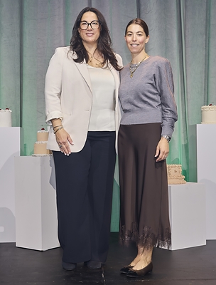 Claudia Galella, vice-présidente, Partenariats, Banques alimentaires Canada (à gauche), et Lisa Reitman, vice-présidente, Développement des affaires et ESG, RCL (à droite), lors de la célébration du 100e anniversaire de RCL. (Crédit photo : Mathieu Guerin) Claudia Galella, vice-présidente, Partenariats, Banques alimentaires Canada (à gauche), et Lisa Reitman, vice-présidente, Développement des affaires et ESG, RCL (à droite), lors de la célébration du 100e anniversaire de RCL. (Crédit photo : Mathieu Guerin)