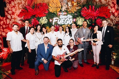 El equipo de crupieres y anfitriones bilingües de Seminole Hard Rock Hotel & Casino formó parte de la celebración de la inauguración de Zona de Fuego el 9 de octubre de 2026.