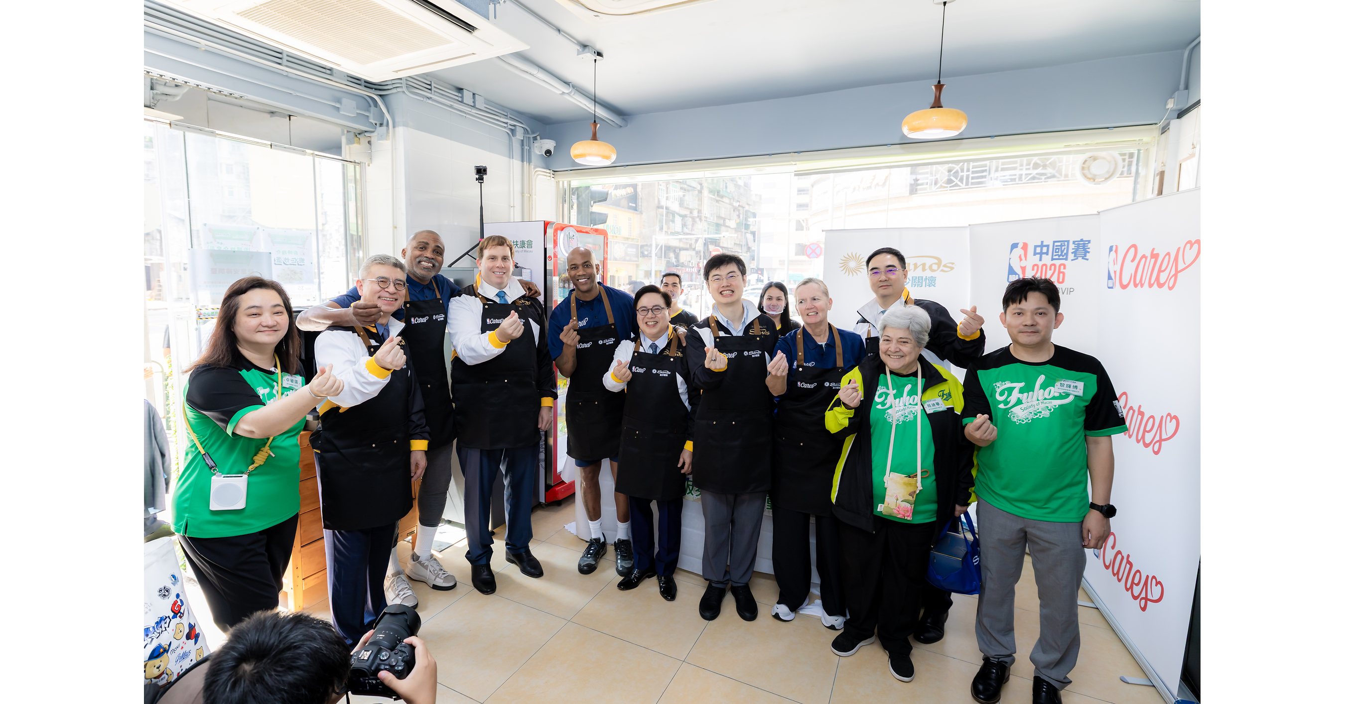 Sands China Joins Hands with NBA Legend to Distribute Boxed Lunches to the Macao Community