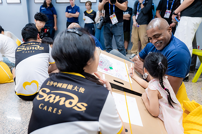 Guests join members of the Sheng Kung Hui Macau Social Services Coordination Office and Bosco Youth Service Network, as well as Sands Cares Ambassadors, to take part in a series of wellness workshops for Health and Wellness Day, including a singing bowl experience and drawing sessions. By engaging in creative activities and meaningful interactions, they promoted mental well-being while experiencing the warmth of care and companionship.