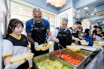 NBA legends Stephon Marbury and Cuttino Mobley join executives from Las Vegas Sands and Sands China, Sands Cares Ambassadors, and Fuhong members to assemble and distribute boxed lunches at Health and Wellness Day, delivering care and warm wishes to local elderly residents and community members in need. The initiative will benefit a total of 1,500 individuals.