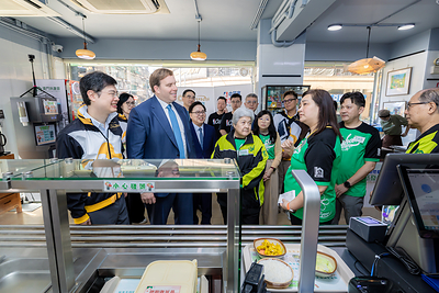 Representatives from Fuhong Society of Macau lead guests on a tour of Happy Kitchen, introducing the social enterprise’s vision, operational model, and daily operations.