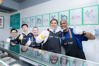 NBA legends Stephon Marbury and Cuttino Mobley join executives from Las Vegas Sands and Sands China, Sands Cares Ambassadors, and Fuhong members to assemble and distribute boxed lunches at Health and Wellness Day, delivering care and warm wishes to local elderly residents and community members in need. The initiative will benefit a total of 1,500 individuals.