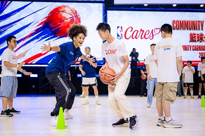 An NBA coach leads a basketball clinic, guiding a group of MSO members through basketball skills training at the Community Basketball Carnival during the Impact Week. Through demonstrations and personalized instruction, she helped participants enhance their basketball skills while encouraging them to challenge themselves, building self-confidence and fostering a spirit of inclusion in the process.