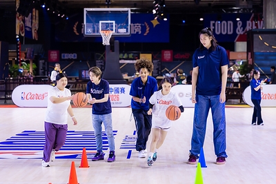Zhang Ziyu and Wang Meng engage with MSO members at the Community Basketball Carnival, adding to the warm and uplifting atmosphere. The MSO athletes exuded great enthusiasm throughout the session, underscoring the power of sport to break down barriers and foster inclusion.