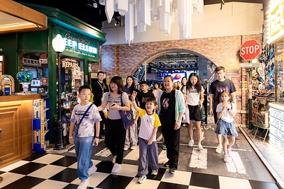 活動期間，金沙中國關懷大使陪同本澳社服機構的親子家庭探索NBA HOUSE，體驗場內多項互動設施。