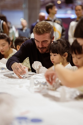 金沙全球大使大衛‧碧咸爵士（Sir David Beckham）繼去年參與公益周活動後，今年再度蒞臨會場，與澳門同善堂、澳門工會聯合總會、澳門街坊會聯合總會及澳門婦女聯合總會等本澳社服機構之家庭會員，以及金沙中國團隊成員的家庭和金沙中國關懷大使一同參與場內的親子體驗活動，共度溫馨歡樂時光。