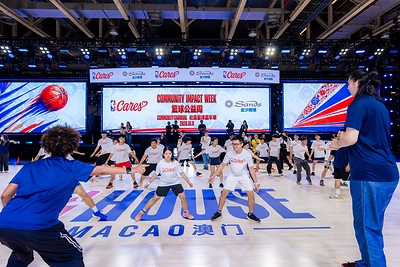 An NBA coach leads a basketball clinic, guiding a group of MSO members through basketball skills training at the Community Basketball Carnival during the Impact Week. Through demonstrations and personalized instruction, she helped participants enhance their basketball skills while encouraging them to challenge themselves, building self-confidence and fostering a spirit of inclusion in the process.
