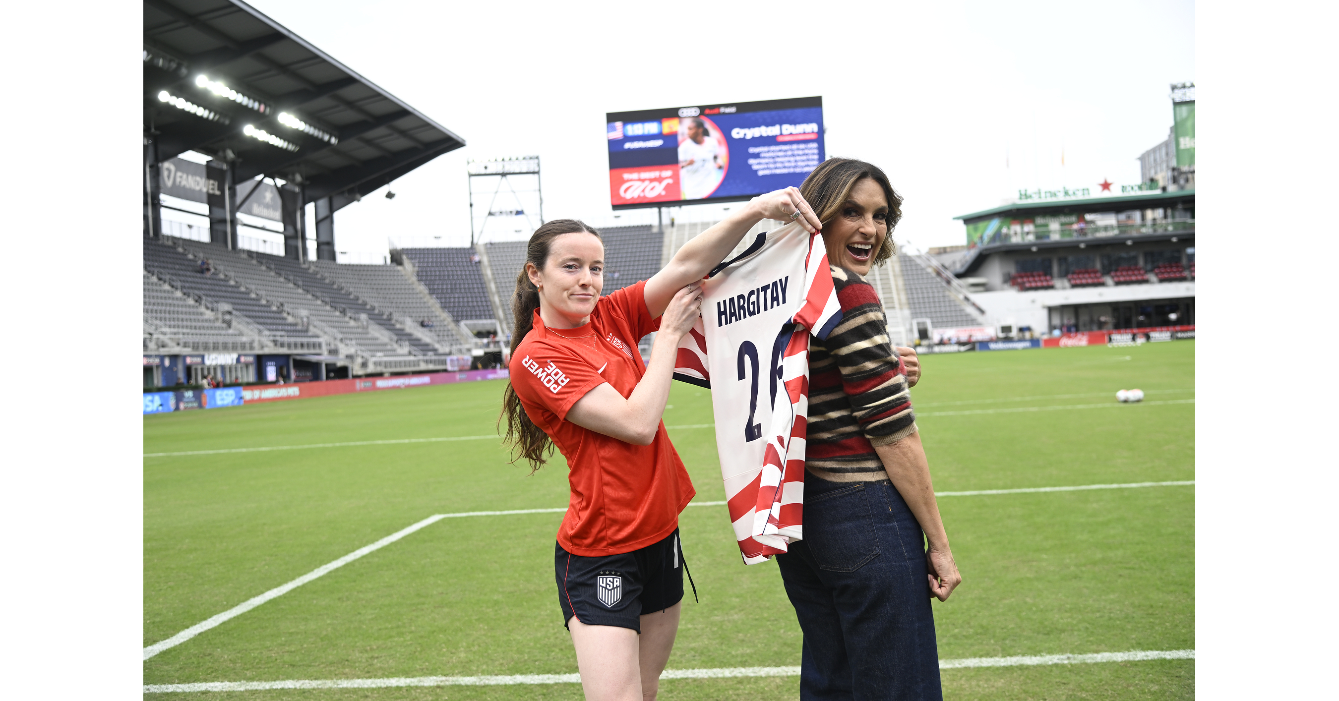 Purina and Mariska Hargitay Bring the Purple Leash Project to U.S. Soccer, Launc...