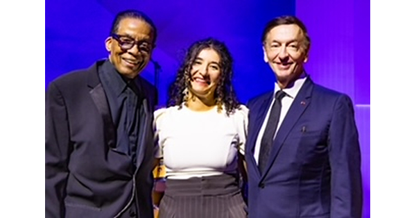 Malou Oheixová z Francúzska získava prvé miesto v medzinárodnej jazzovej vokálnej súťaži Herbie Hancock Institute 2026 v Fondation Louis Vuitton