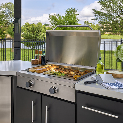 Available in 32- and 38-inch sizes, Range griddles offer independently controlled cooking zones that make it possible to prepare different foods at different temperatures at the same time.