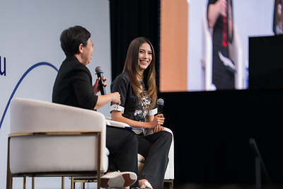Eileen Gu engages in conversation with Singapore Management University (SMU) President Lily Kong on human potential and personal growth. Eileen Gu engages in conversation with Singapore Management University (SMU) President Lily Kong on human potential and personal growth.
