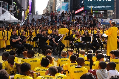 Tens of thousands of fans and visitors experience football culture as CSTS and BVB transforming Times Square into a vibrant football festival. Tens of thousands of fans and visitors experience football culture as CSTS and BVB transforming Times Square into a vibrant football festival.