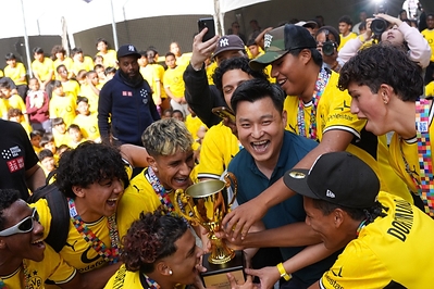Jason Liu (in CSTS' signature green polo), Regional Director, CSTS USA giving out champion trophy to the winning team. Jason Liu (in CSTS' signature green polo), Regional Director, CSTS USA giving out champion trophy to the winning team.