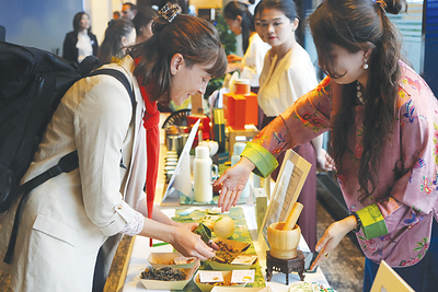 A guest experiences traditional Chinese tea art at the Shanghai Abend reception in Hamburg on Sept 2.