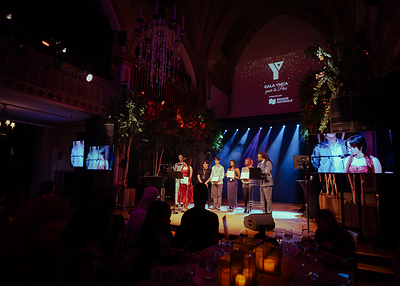 Le Comité des jeunes pour la Paix lors du Gala YMCA pour la Paix en 2025