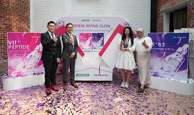 Dr. Jou Chun Hsu, Chief Executive Officer of Morita Biotech Co. Ltd., and Mr. Chou Hung Yu, Vice President of Morita Biotech Co. Ltd., together with Ms. Jasmine Ho, Trading Controller at Watsons Malaysia, and Ms. Ana Shalwa, Trading Senior Manager at Watsons Malaysia, officially launched Dr. Morita’s two new products—the B5+B3 Niacinamide CICA Repair Mask and the Vit+ Peptide Vitamin Collagen Peptide Renewal Mask—at the “Renew, Repair & Glow with Dr. Morita” event in Kuala Lumpur.