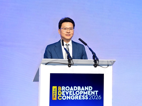 Bob Chen, President of Huawei Optical Business Product Line, Delivering the Speech Bob Chen, President of Huawei Optical Business Product Line, Delivering the Speech